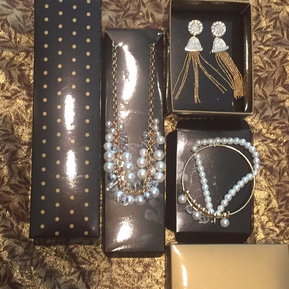 Free 5-piece NWT faux pearl jewelry set - Picture 8 of 8